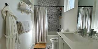 Spacious Ballard Townhome- 2 Bedrooms with Parking Gallery 16