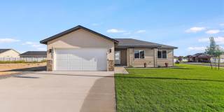 Spacious 4 bed/2 bath Rental with 2-Car Garage & Split Floor Plan Gallery 1