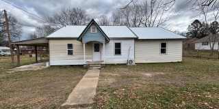 4 BEDROOM 2 BATH HOUSE FRESHLY UPDATED MINI SPLITS FOR HEAT AND AIR. STORAGE BUILDING IN BACK NOT ACCESSIBLE TO TENANTS. Gallery 1