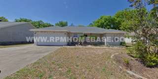 Crestview Charm: 4 Bedroom Home with Hard Floors and Fenced Yard! Gallery 1