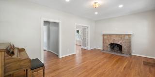 Beautiful 3BR house- perfect roommate set up! 1/2 price security deposit with qualified application Gallery 15