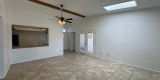 Bright & Spacious 2 Bedroom Condo with Vaulted Ceilings in Phoenix Gallery 4