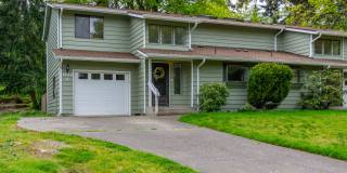 3 Bedroom/2.5 bathroom townhouse centrally located Oak Harbor Gallery 1