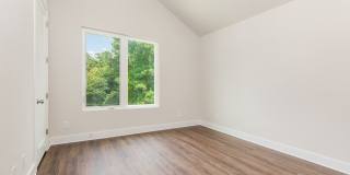 Beautiful 3BR 2.5BA Townhome w/ Full Appliance Kitchen • Garage Parking • Ultra-Modern Gallery 15