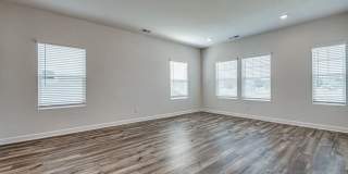 Room in 4 Bedroom Home at Tears Ln Gallery 3