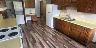 Gorgeous 2-Bedroom Apartment with Garage in a Quiet Neighborhood Gallery 1