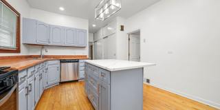 2444 W Gunnison St Gallery 7