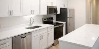 Downtown Bellevue Renovated 1 Bedroom Condo - Walk up entry Downtown Bellevue Renovated 1 Bedroom Condo - Walk up entry Gallery 1