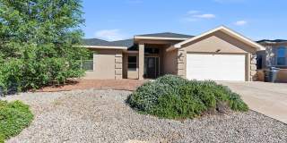 Spacious 4 Bedroom 2 Bath House near Golf Course Gallery 1