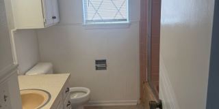 Beautifully updated home in a quiet Yukon neighborhood! Gallery 19