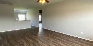 Charming 4 bed 2 bath in Hunters Spring *  Mustang schools Gallery 5