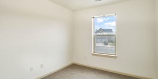 Cozy 3 Bed Home: New Carpet, Fully Fenced Yard & Near Old Mill Gallery 16