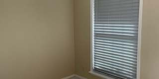 Darling 1 Bed, 1.5 Bath Townhouse with small Fenced Yard! Gallery 5
