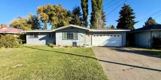 SPACIOUS 3-BEDROOM HOME WITH FLEX SPACE, 2-CAR GARAGE & FENCED YARD Gallery 1