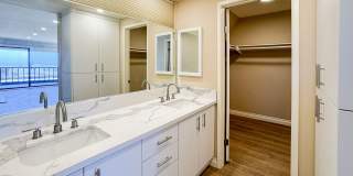 Luxurious Coastal Living: Fully Remodeled 3-Bed, 3.5-Bath with Ocean Views in Sea Point Gallery 26