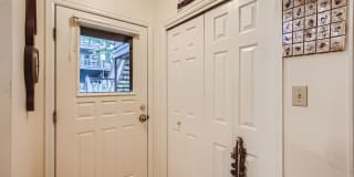 Ideal Downtown 1 BDR Close to Shops & Trails Gallery 8