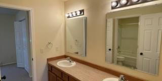 2 Bedroom 1 1/2 Bathroom - Close to Campus - Centrally Located Gallery 32