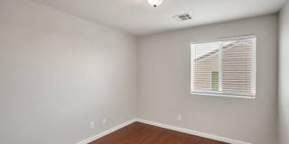 4 Bedroom, 3 Den West Side Home Gallery 32