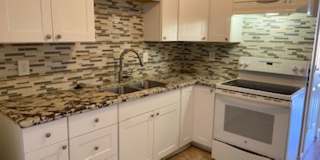 Midtown - Convenient Duplex - Move in Ready! Gallery 6