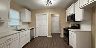 Newly Remodeled 2 Bedroom-1 Bath House Gallery 4