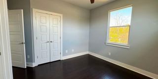 Great, modern 2 bedroom 2.5 bath available in South Austin! Gallery 27