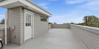 Detached Luxury 4BR/3B Retreat with Skyline Rooftop Deck, Wet Bars, Driveway & Massive Yard Gallery 22