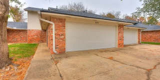 Beautiful 3bed/3bath Townhome Available in Westside Norman!! Gallery 1