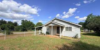 Well maintained home in convenient location w/seasonal landscaping incl. Gallery 1
