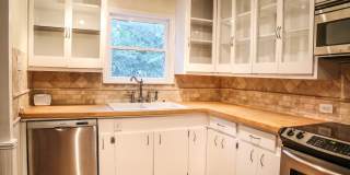 3-BEDROOM W/ SPARKLING POOL IN ALAMO HEIGHTS Gallery 12