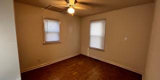Charming Two Bedroom Home in Historic Morehead City Walking District with Dining Area and Living Room Gallery 16