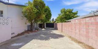 Beautiful modern 3 Bed + 3 Bath House + Pool + Garage Gallery 28