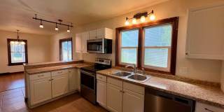 Large 3 Bed 2 Bath Single Family Home in Marshfield Gallery 1