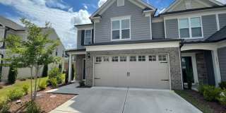 Like new 3 Bedroom townhouse with 2 car garage Gallery 1