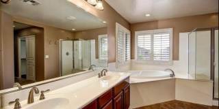 Stunning 4BR House in Phoenix with sparkling pool, resort style backyard and solar panles Gallery 14