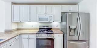 OC: Spacious 2BD/2.5BA Condo in Irvine with Resort-Style Amenities, Private Balcony & In-Unit Laundry & 2 Parking Spaces Gallery 3