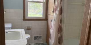 Comfortable, Updated Home in the Heart of Roseville. Avail NOW. *In-Unit Laundry* Gallery 7