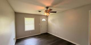 Nice 2 BR/1 Bath Duplex - Covered Parking & Large Backyard Gallery 5