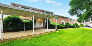 Charming 2BR Condo in Heart of Centerville Gallery 1