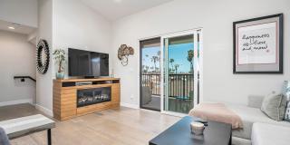 Beautiful 3 bed 2.5 baths "fully furnished" townhouse in the charming neighborhood of University Heights. Gallery 9