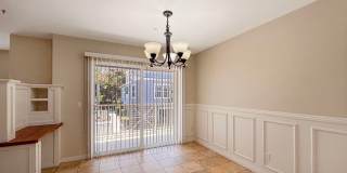 SD: Bright 2BD/2.5BA Townhome in Point Loma with Fireplace, Private Balcony & Tandem Garage Gallery 7