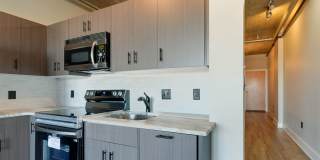 Excellent and newly refreshed Uptown 8th floor condo in the Courtside complex. Gallery 18