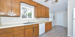 Great house near UCCS with 2x kitchen and 2x laundry! Gallery 8