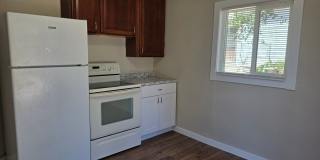 SPACIOUS, BRIGHT 2 BEDROOM - LARGE YARD Gallery 13