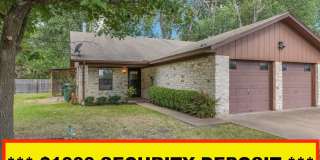 Spacious 2/1 Duplex in Central Taylor, Tx Gallery 1