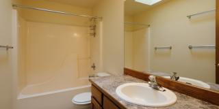 8bed, 4 BA House, Close to University Village!! Gallery 15
