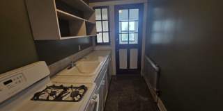 2 Bedroom, 1 Bathroom in Historical Woodland Avenue building! Gallery 23