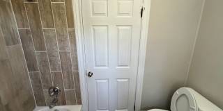 Duplex *upstairs* Leasing Special Available* Gallery 10