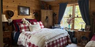 Charming Tahoe Donner Log Cabin with Hot Tub Gallery 13