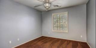 Stunning 4BR House in Phoenix with sparkling pool, resort style backyard and solar panles Gallery 25