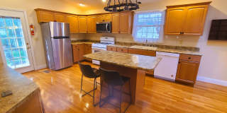 Charming 3 Bedroom, 3 Bath House Gallery 8